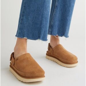 Ugg Goldenstar Clog 
Size 8
Color Chestnut